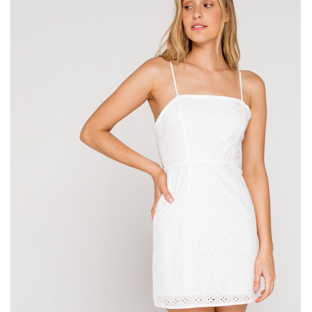 Ivy and Main White Eyelet Tie-Back Dress - Picture 2 of 8